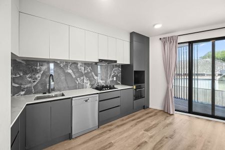 Beautiful new home with a balcony! - Photo 2