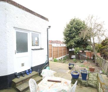 Park Chase, Wembley, Middlesex, HA9 - Photo 2