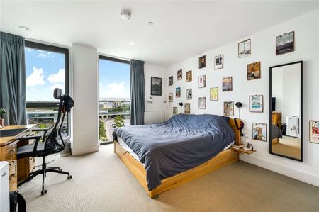 This ultra modern 3 double bedroom apartment spanning over 1100 sq. ft is situated on the 7th floor within the desirable Stratford Mill development. - Photo 5