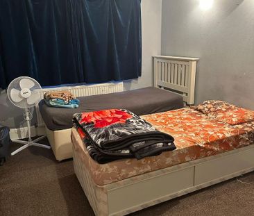 1 bedroom in a house share to rent - Photo 2