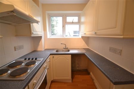2 bed flat to rent in Pine Lodge, 17, Ashburnham Road, Hastings - Photo 5