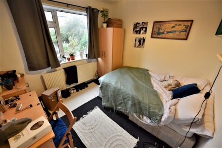 3 bedroom House in Cardigan Lane, Leeds - Photo 4