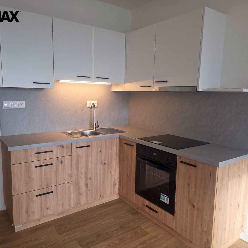 Pronájem bytu 1+kk a garsoniéry 32 m² - Fotografie 1