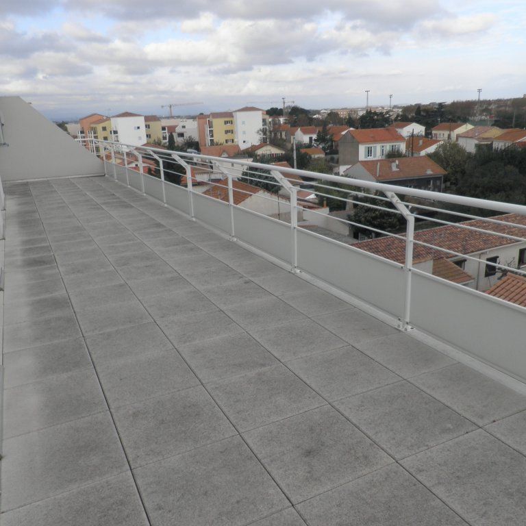 A LOUER NARBONNE TYPE 4 EN PENTHOUSE - Photo 1