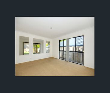 Spacious Family Home Opposite Park - Quiet Street Location - Photo 2