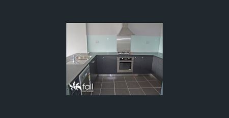 Stylish two-bedroom apartment - Some utilities & white goods included - Photo 4