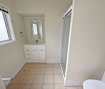 3-BEDROOM COTTAGE WITH STUNNING LAKE AND BUSHLAND VIEWS - Photo 4