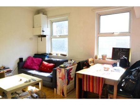 Fantastic Split Level Flat for Rent - BETHNAL GREEN - Photo 2