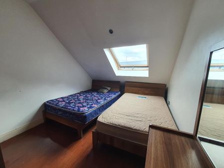 3 bedroom flat to rent - Photo 4