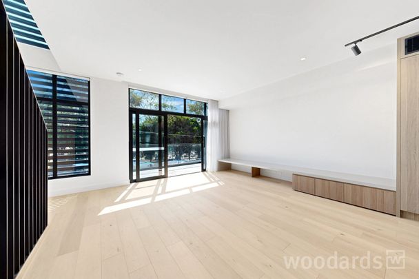 Unrivalled Luxury and Contemporary Elegance with this 3-bedroom Architecturally Designed Townhouse - Photo 1