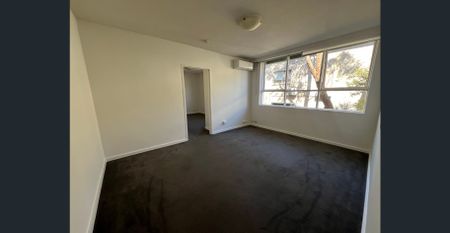 FRESHLY PAINTED APARTMENT IN AN IDEAL, RICHMOND HILL LOCATION, WATER USAGE INCLUDED! - Photo 5