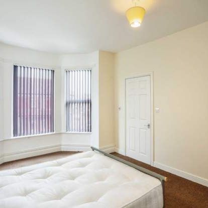 5 bedroom property to rent in Salford - Photo 1