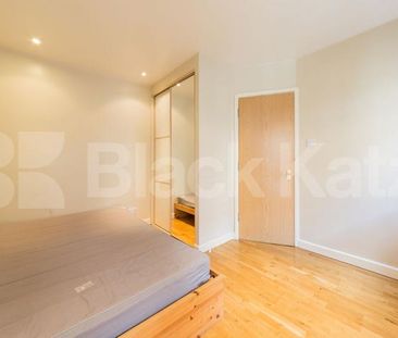 City Location 1 bedroom property with balcony near old street station - Photo 3