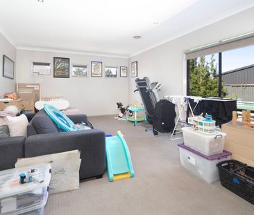 SPACIOUS AND CENTRAL LIVING WITH POOL - Photo 2