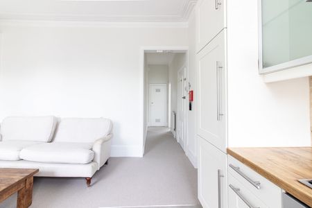 2 Bed Flat, Burlington Gardens, W3 - Photo 2