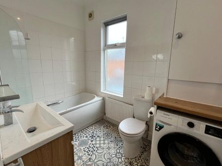 3 bedroom end of terrace house to rent - Photo 3