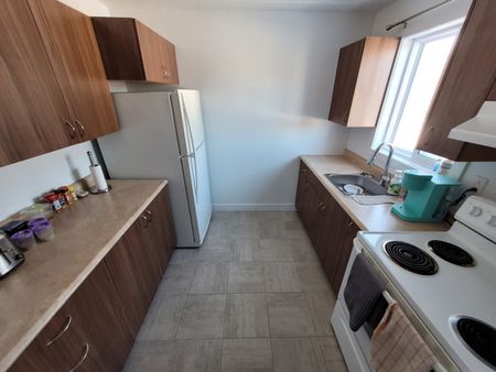 Grand 4½ rénové à louer Secteur Université et Mont-Bellevue. - Photo 2