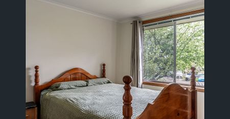 Immaculate home, quiet cul-de-sac, side access to backyard - Photo 3