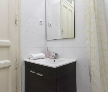 Room in a shared 12-bedroom apartment for rent in Sol, Madrid - Photo 6