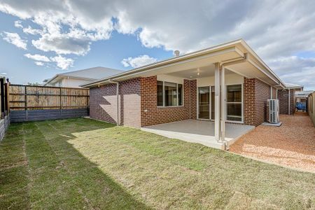 Large Modern Family Home in Everleigh Estate - Photo 5