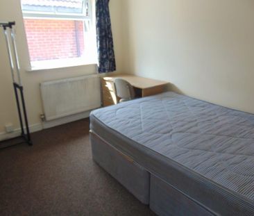 4 bedroom flat to rent - Photo 1