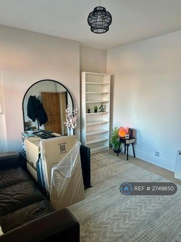 3 bedroom end of terrace house to rent - Photo 2