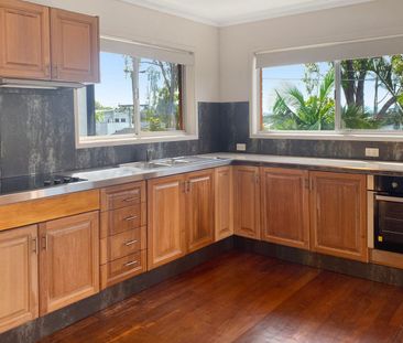 Amazing Location - Only 500m to James Street & 700m to Burleigh Beach - Photo 6