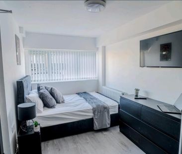 1 bedroom in a house share to rent - Photo 2