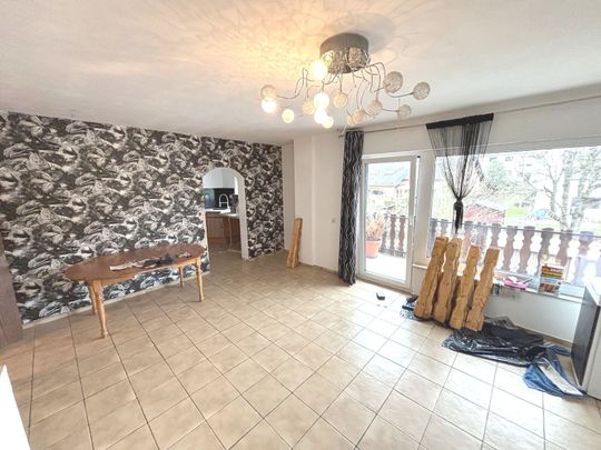 Langsur: Viel Raum für Familie oder WG – 4-Zimmer-Wohnung mit Einbauküche und Balkon. - Photo 1