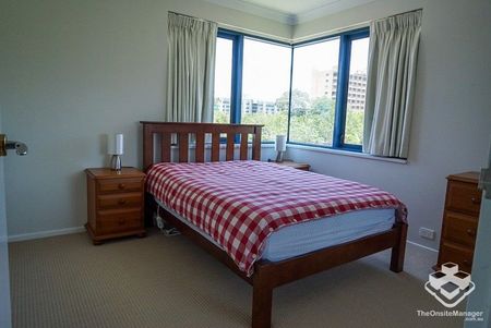 LARGE APARTMENT WITH 2 CARPARKS - Photo 4