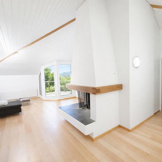 Charmante 2.5 Zimmer Dachwohnung mit Cheminée & Balkon zu vermieten - Photo 1
