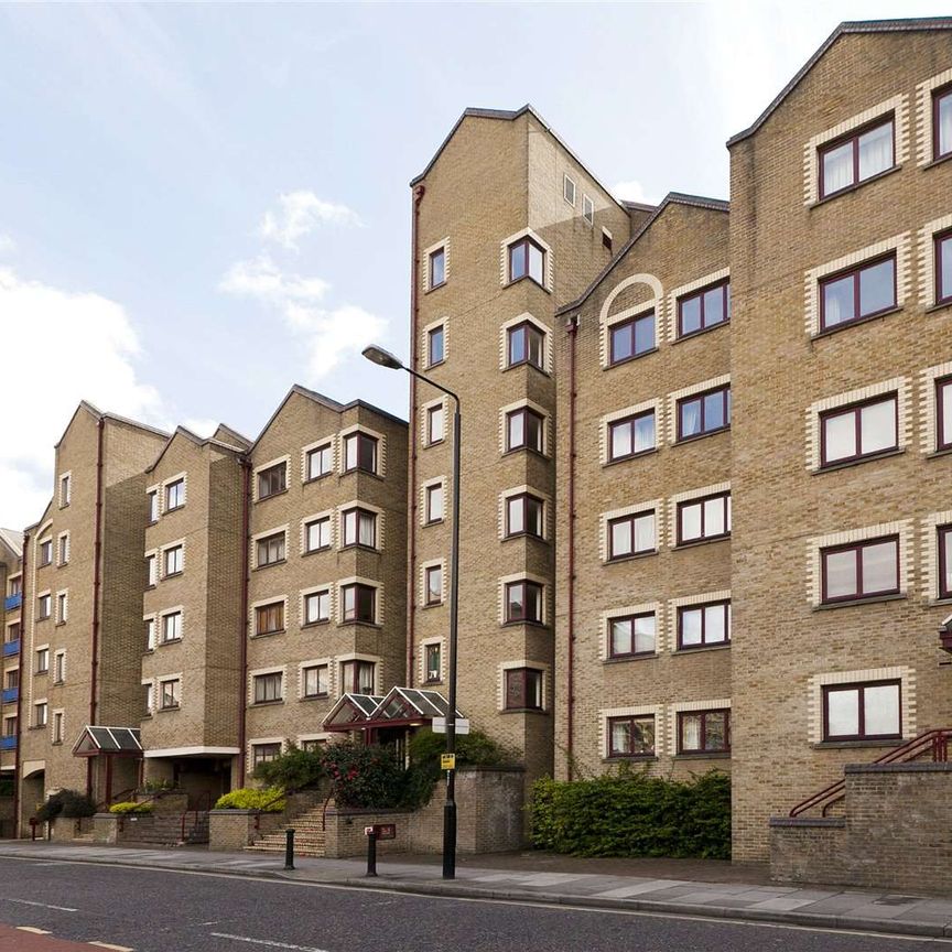 A well presented two bedroom apartment situated on the ground floor of this well run and popular waterside development located in the heart of West Wapping. - Photo 1