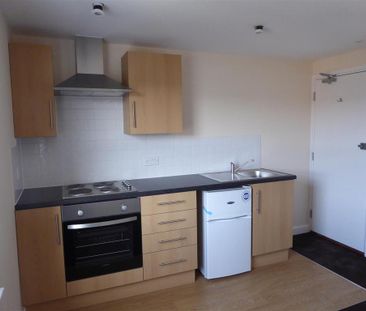 1 bedroom in a house share to rent - Photo 3