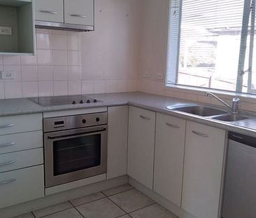 Pet Friendly 3 Bedroom family home - Photo 5