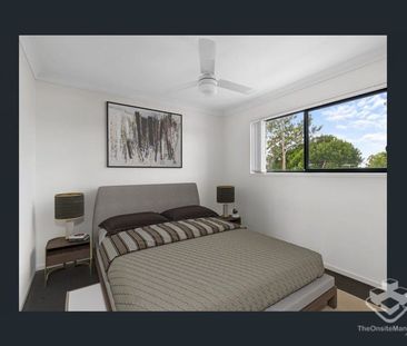 Lovely & Spacious 3-Storey Townhouse in a Convenient Capalaba Location - Photo 4