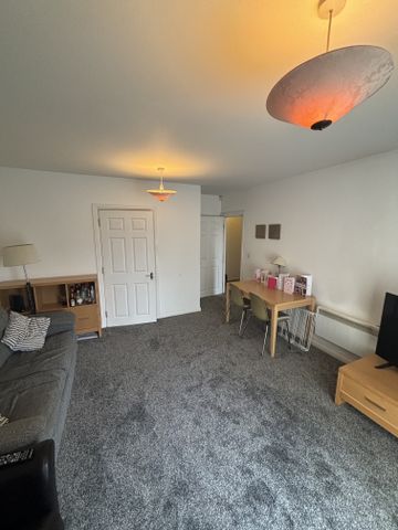 FLAT 3, 9 HEELEY ROAD - Photo 3