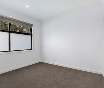 LARGE AND LUXURIOUS LIVING - Photo 6