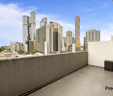 Renovated top floor studio with views from large terrace - Photo 1