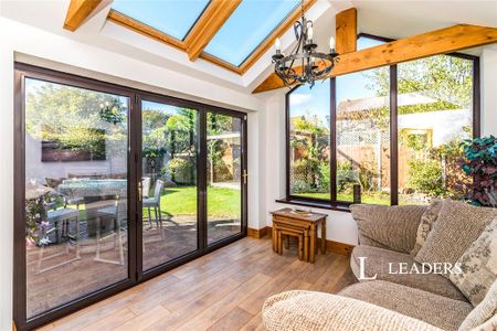 4 bedroom detached house to rent - Photo 2