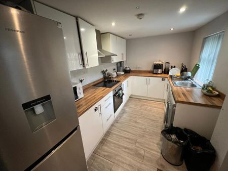 1 bedroom in a house share to rent - Photo 3