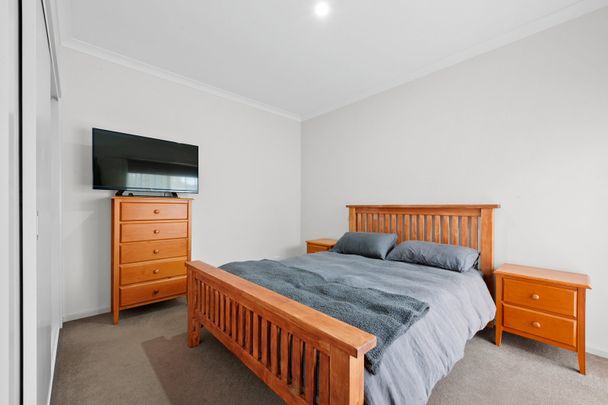 CONTEMPORARY THREE BEDROOM TOWNHOUSE IN PRIME LOCATION - Photo 1