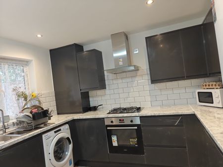 Room in a Shared House, London, E16 - Photo 4