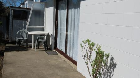 Charming 2-Bedroom Unit - Great Location! - Photo 5