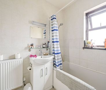 Robin Crescent, Beckton, E6 - Photo 1