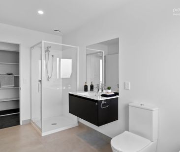 Executive Family Home – 4 Bedrooms, 3 Bathrooms, 2 Ensuites! - Photo 1