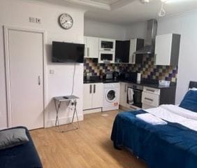 Studio Flat, Lowbrook Road, IG1 - Photo 1