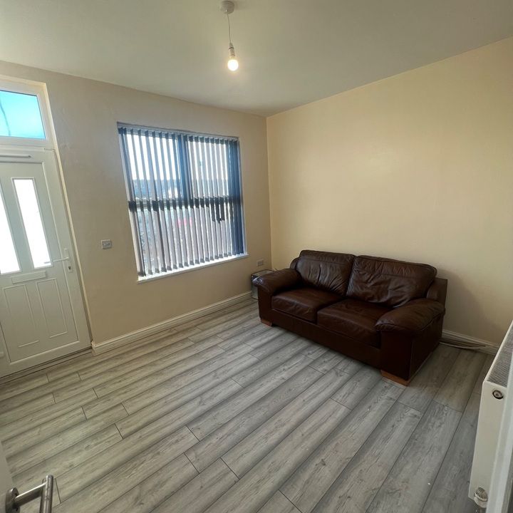 5 Bed Terraced House, Chippinghouse Road, S8 - Photo 1