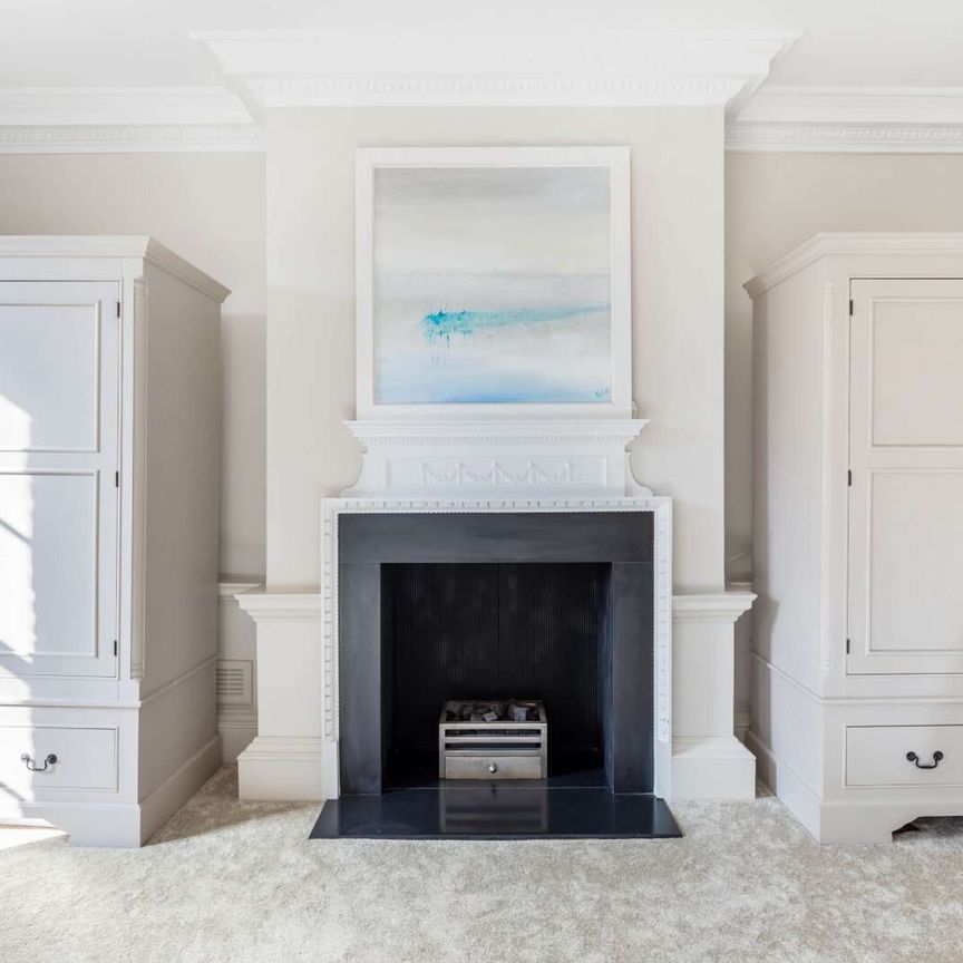 An elegant Grade II listed Georgian townhouse in the heart of Richmond - Photo 1