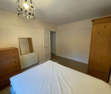 2 Bed Flat, Clifton Vale Close, BS8 - Photo 2