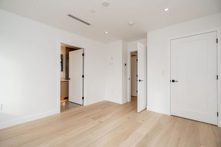 Contemporary Family Townhome in Prime Oakridge Location - Photo 2